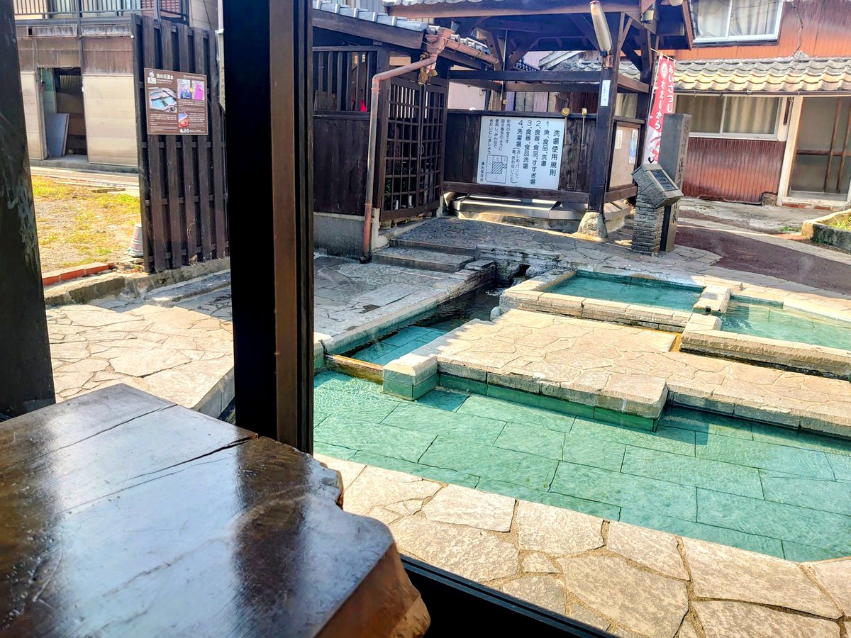 yoriyoriyorikoo's tweet photo. 夏になると食べたくなる長崎県島原の『かんざらし』
名水100選「水の都」島原で作られる、冷やしたシロップと白玉のシンプルな美味しさがどこか懐かしい伝統スイーツです✨

写真は銀水さんのかんざらしセット🍡
湧水を眺めながらいただく時間は最高の癒し✨
日本の夏の『涼』がここにあります🎐 https://t.co/4FT4hxXCUY