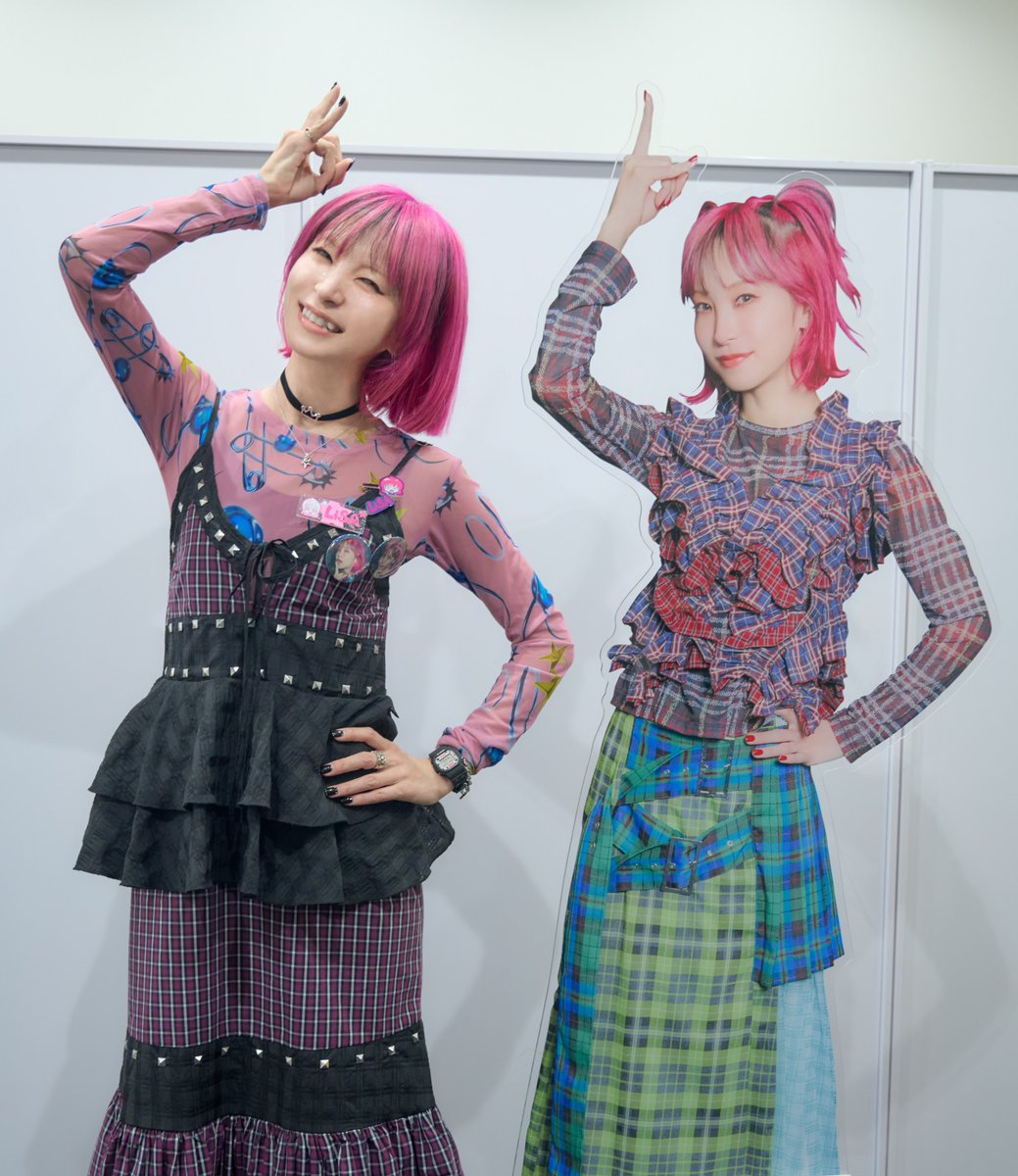 animateinfo's tweet photo. 🍓ご予約は明日まで🍓

LiSAさん等身大アクリルパネル
予約受付は明日【8/23(日)23:59】まで‼️
※一部配送不可エリアあり

直筆サイン入りビジュアルカードが付いた豪華仕様✨
受注生産のためぜひお見逃しなくっ👀

🔗https://t.co/58k8mnMwKY #LiSA15th https://t.co/nyI1ucY4mL