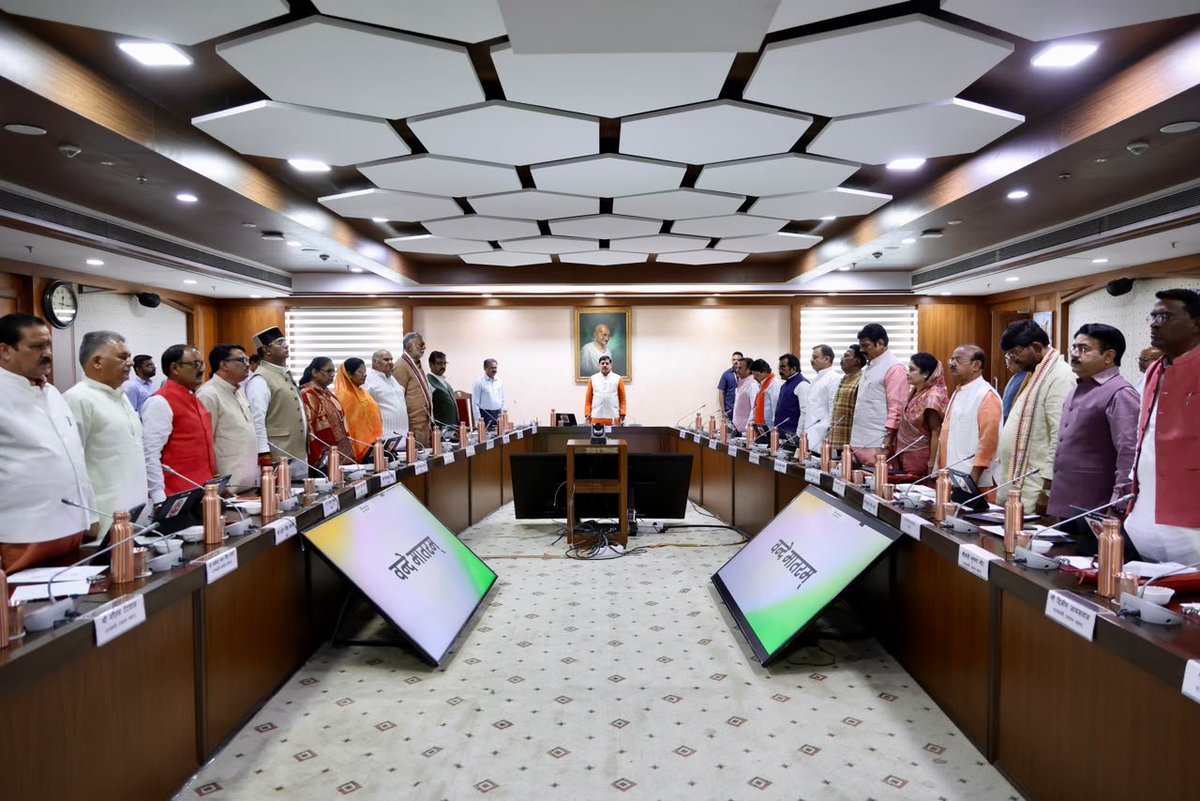minforestmp's tweet photo. मुख्यमंत्री डॉ. मोहन यादव की अध्यक्षता में आज मंत्रालय में कैबिनेट की बैठक राष्ट्रगीत वंदे मातरम् के सामूहिक गान के साथ प्रारंभ हुई बैठक में वन राज्यमंत्री श्री @bjpdilipahirwar उपस्थित रहे।
@DrMohanYadav51 @CMMadhyaPradesh
@JansamparkMP
#CabinetMP #ForestMP https://t.co/n5NxSnp6cF