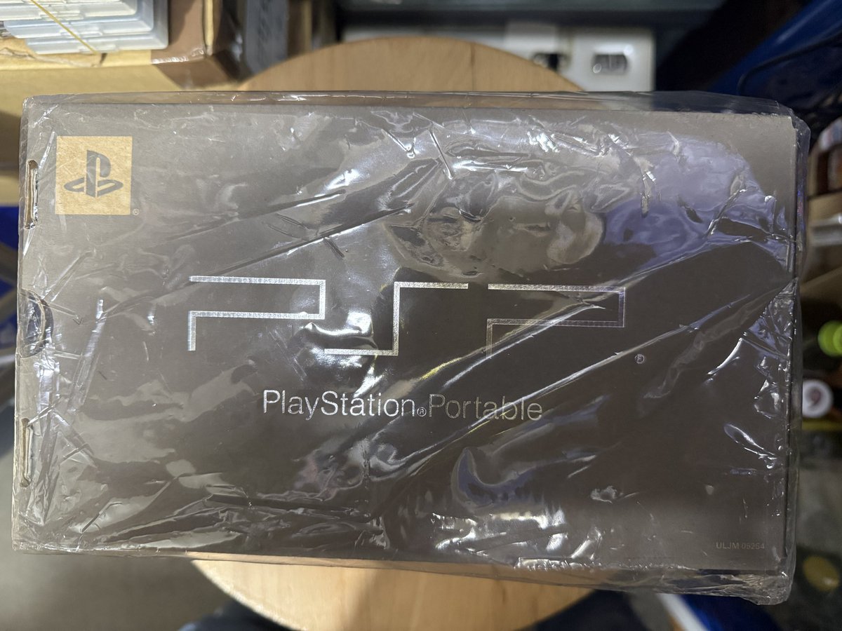 ManQgameshop's tweet photo. 全新品加上 田畑 端 先生既簽名 Number 0096 主機😉👍 https://t.co/aoUIowX8HI