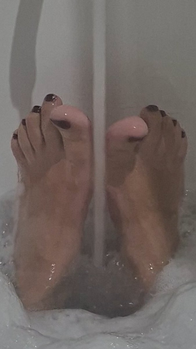RealQuirkyFeet's tweet photo. Bath time, wet, soapy..so good!  #feetfetısh #feet #prettyfeet #feetworship https://t.co/rP4knJrTlN