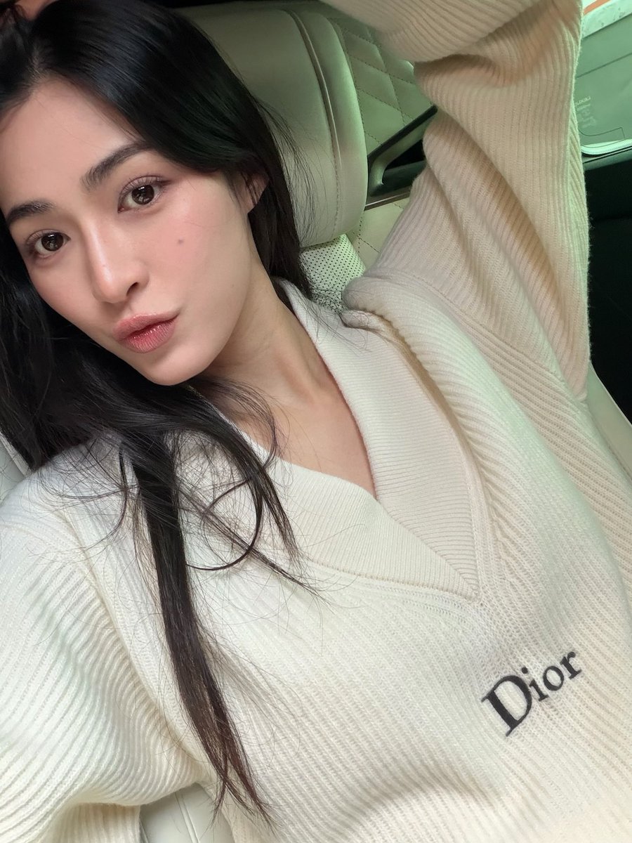 TaurusBlue9599's tweet photo. LINGLING proves that simplicity can be incredibly captivating. She doesn’t need an elaborate outfit — her effortless elegance makes every piece look extraordinary 🤍✨
— DIOR x LinglingKwong
#ICONLUXE #ICONSIAM
#Dior #DiorAW26
#LinglingKwong #หลิงหลิงคอง
@linglingsirilak https://t.co/2Yj7hkhcq2