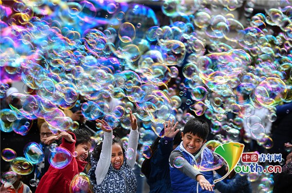 GrahamHelg96451's tweet photo. [10 mins of backyard bubbles + silly dance parties = perfect Saturday with my mini  #FamilyTime]， https://t.co/uiJzaCmIcp