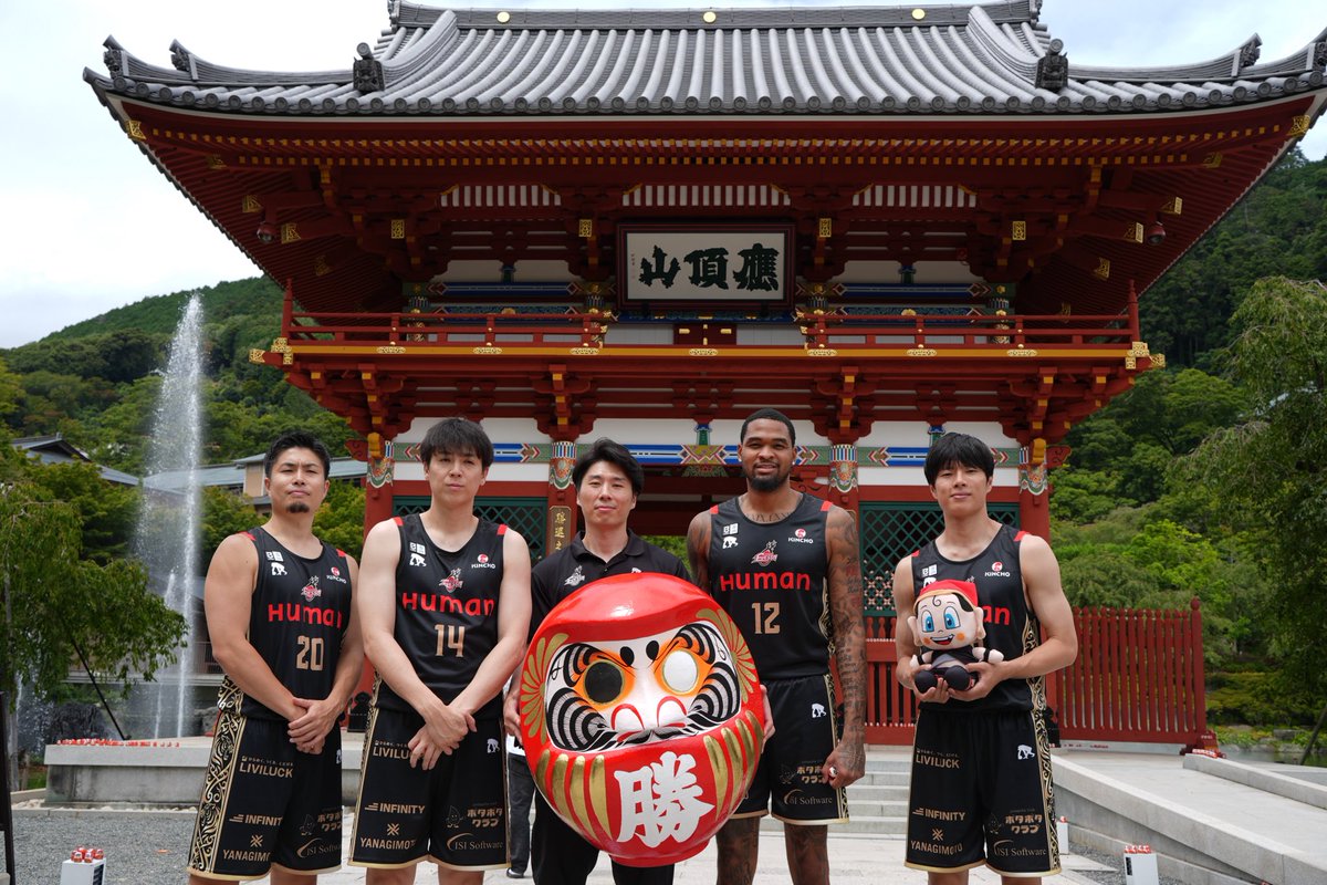 osakaevessa's tweet photo. 8/17(月)に #今野翔太GM と #合田怜 選手　#橋本拓哉 選手、#ジェイムズ・パルマー・ジュニア 選手、#牧隼利 選手で箕面市の応頂山 #勝尾寺 にて勝運祈願を実施しました。

当日は、勝運祈願およびダルマへの目入れの儀式を執り行い、#Bプレミア という新たな幕開けに向け、覚悟を誓いました🔥
▶️ https://t.co/l6MCgVCN3d

#大阪エヴェッサ