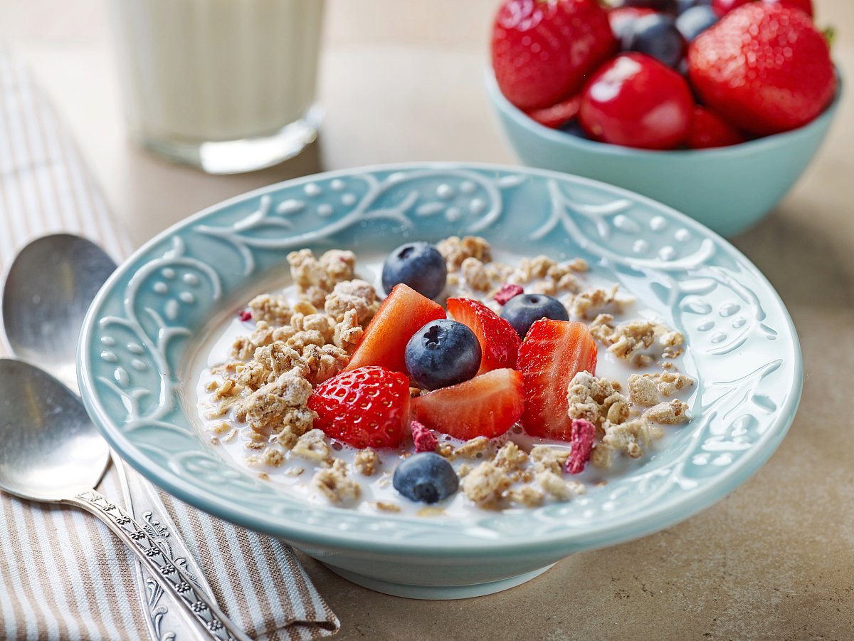 ElladoraMylyn's tweet photo. Just had the best homemade oat bowl for breakfast! Topped with fresh strawberries, a dash of honey and a sprinkle of chia seeds—fuel for a productive day ahead. https://t.co/DItbsnrj6X