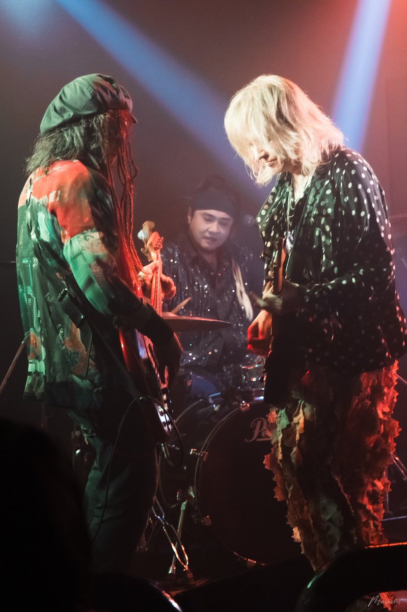 JETTSOUL_Bass's tweet photo. 15日DENIAL,16日GOLDライブでやんした。
両日楽しかったっス🤩
GOLD衣装が暑すぎて痩せるかと思った😅
DENIAL Photo by Masumi
GOLD Photo by 永 https://t.co/6dBeI79AQ9