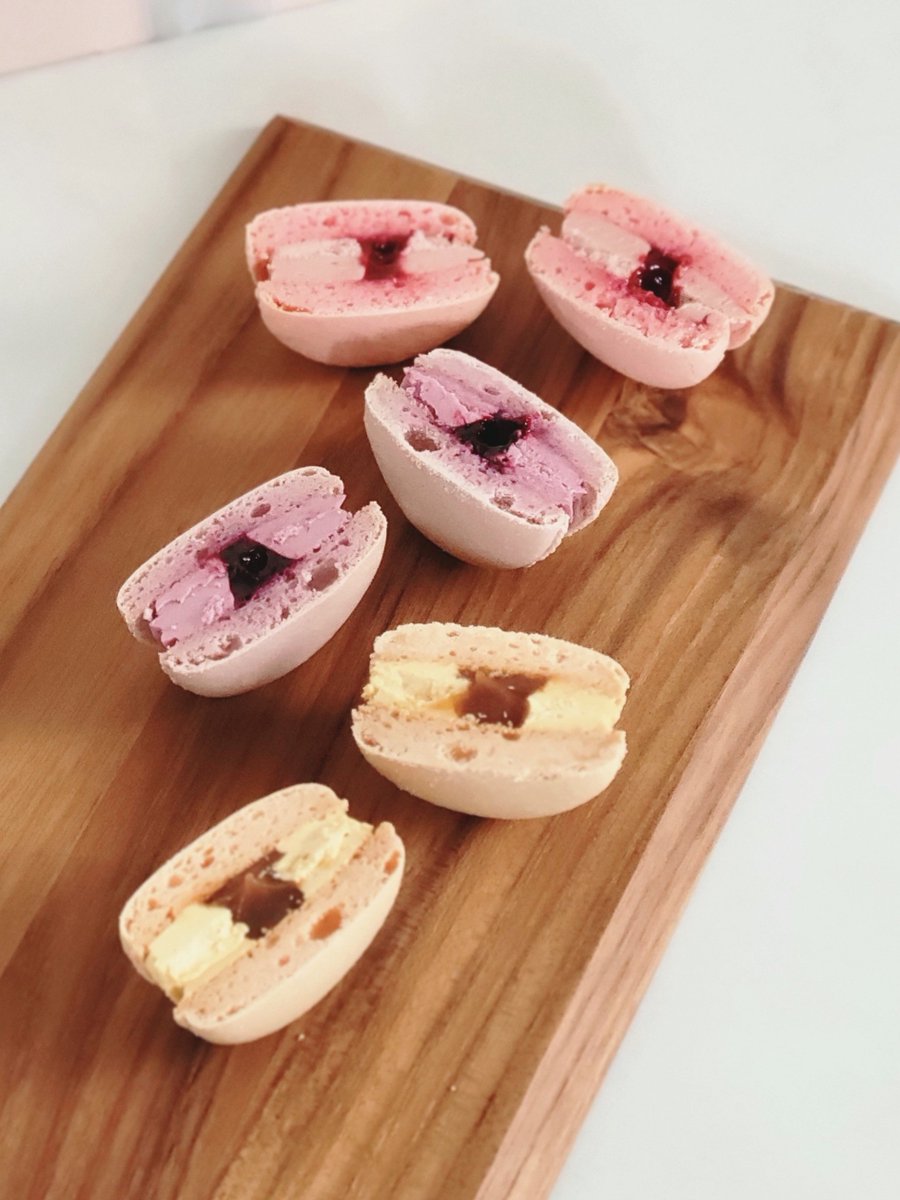 poupee_macaron's tweet photo. マカロンの断面チェック
大丈夫そう！

そして、画像二枚目をご覧いただきたいのですが
私の作る最大サイズ（6.5cm強）のマカロンもご用意できましたので通販に出します☺️
バニラ味です
小さいマカロンと比べると食べ応えがすごいです
美味しいので、せひとも召し上がっていただきたいです✨
#マカロン https://t.co/g9fpxzNvSE