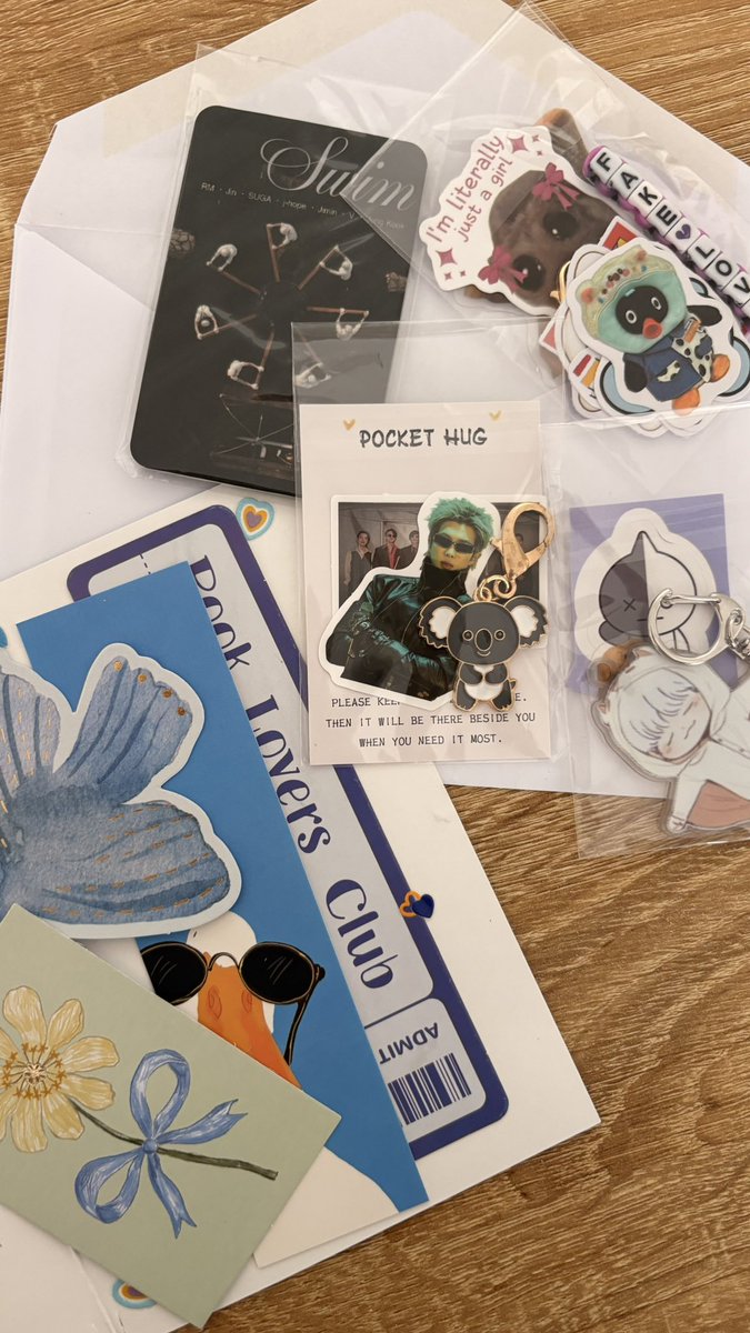 userknj8's tweet photo. Ouverture du 1e colis penpal, ce mois-ci c’est @rkivejmni qui m’a envoyé ces petits cadeaux 🥹
je chouine c’est trop adorable j’aime trop 🥹🫶🏼 https://t.co/s4JyZHoL0L