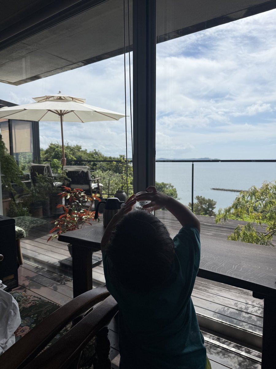 welcomeakechan's tweet photo. 1年4か月ぶりに再訪🏝️
前はベビーカーで犬神家ポーズしたりウトウトしてるだけだったけど、今日は景色楽しんでヨーグルトたいらげて成長した🌊
可愛いヨーグルト撮ろうとした瞬間に容赦なく食べ始める🥄 https://t.co/QkGaEeMj9i