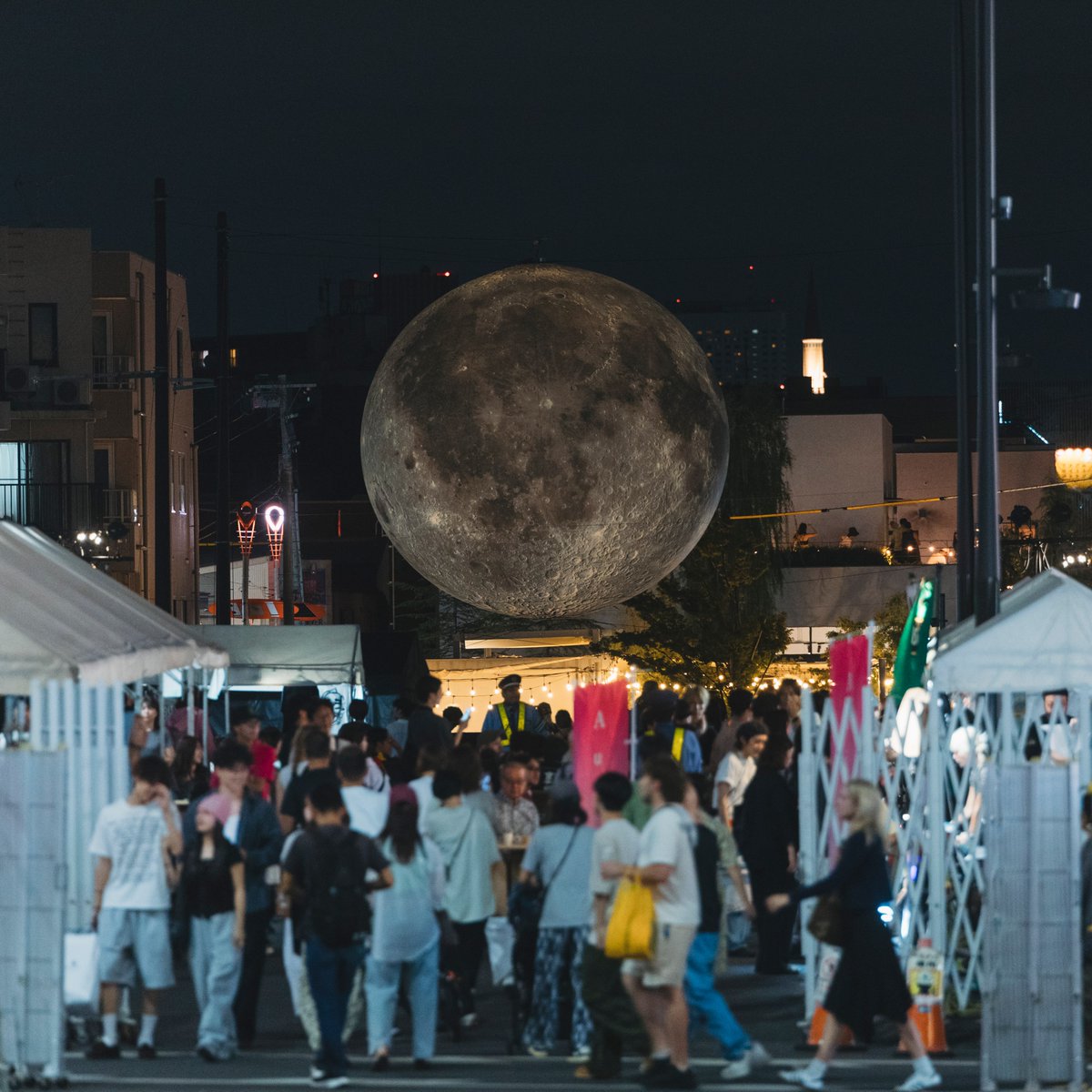 moonartnight's tweet photo. 🌕MOON ART NIGHT SHIMOKITA 2026💫

9/18(金)～10/4(日)まで、シモキタの街を舞台に「月」をテーマにした新感覚アートフェスティバルを開催します！

作品展示をご紹介します☟

🌝「Museum of the Moon」
作家名：ルーク・ジェラム https://t.co/9cBAzoZGM0