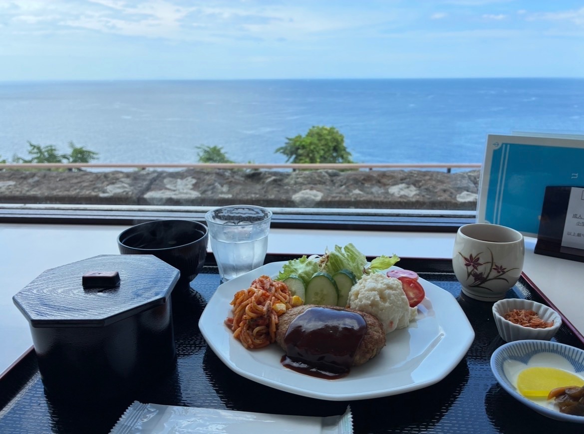 isa__ke's tweet photo. 美保関灯台とその横のレストラン。目の前は海。 https://t.co/Jy2DLRP9K7
