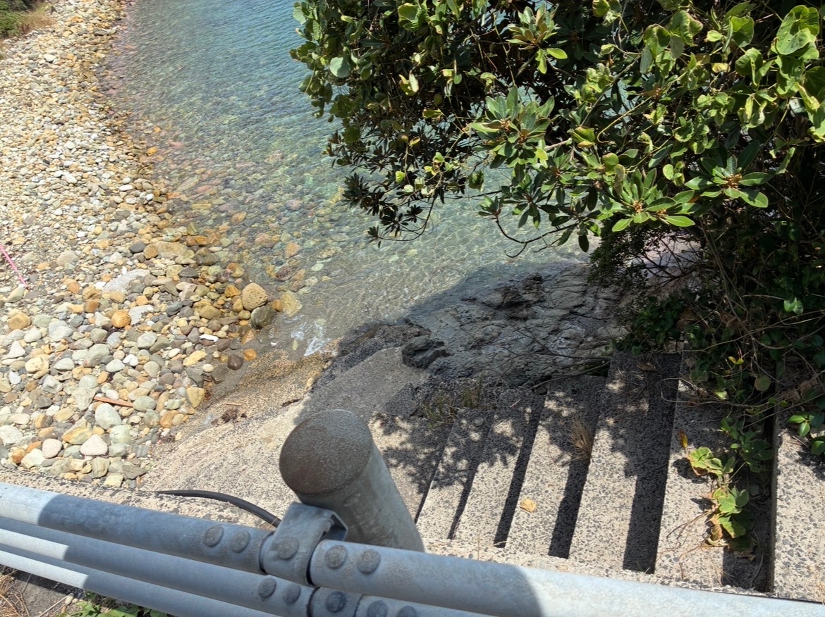 isa__ke's tweet photo. 美保関灯台とその横のレストラン。目の前は海。 https://t.co/Jy2DLRP9K7