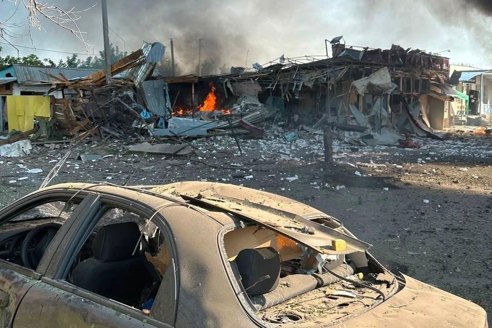 Gerashchenko_en's tweet photo. This morning, Russia killed 10 people in Pechenihy, Kharkiv region.
17 more injured.

The Russian strike hit a crossroads where there is only civilian infrastructure.

Deepest condolences. Such a tragedy... https://t.co/svj1GUOFqS