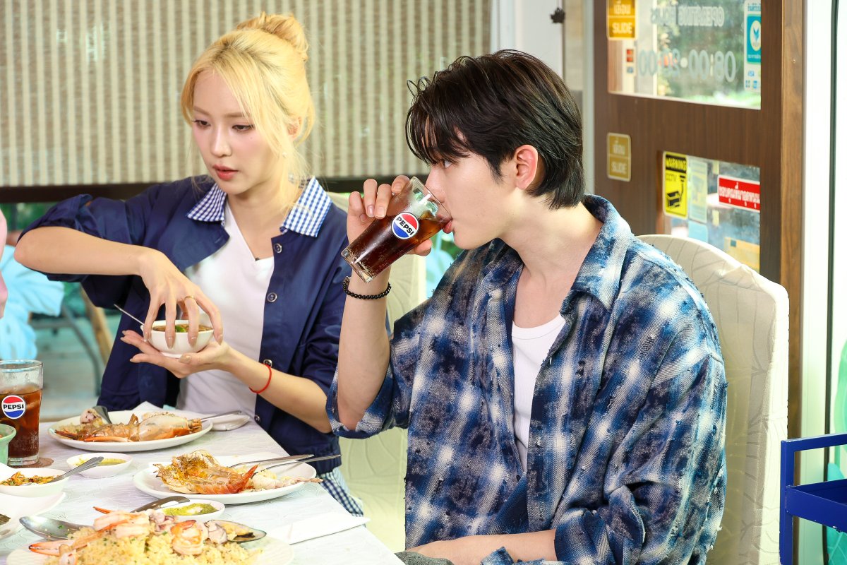 GMMTV's tweet photo. 💙🍽️EP.นี้ 3 เกลอเพื่อนรัก "จูเนียร์-บุ๊ค-แจน" ขอขอบคุณ "มาร์ค เปรม และจิงจิง" ที่มาอีทแซ่บซีฟู้ดไทย ให้ชาวโลกได้รับรู้ว่าอาหารไทยมันเริ่ดขนาดไหน 🦐🐟🦀
ใครที่พลาดอย่าลืมมาดูกันนะทุกคน บอกเลยร้านต่อไปที่ทั้ง 3 เกลอเตรียมไว้ ก็แซ่บไม่แพ้กัน 😝✨

รับชมรายการเต็ม: https://t.co/6axZXBW4VO

#3เกลอชวนEATbyเป๊ปซี่มิตรชวนกินEP2
#เป๊ปซี่มิตรชวนกิน
#ชวนเม��่อไหร่ก็อร่อยเต็มที่เป๊ปซี่เลย
#GMMTV 
@kasibook @jnnrrs @Janhae @Markjrtn @Jingjingyu364 @Prem_space