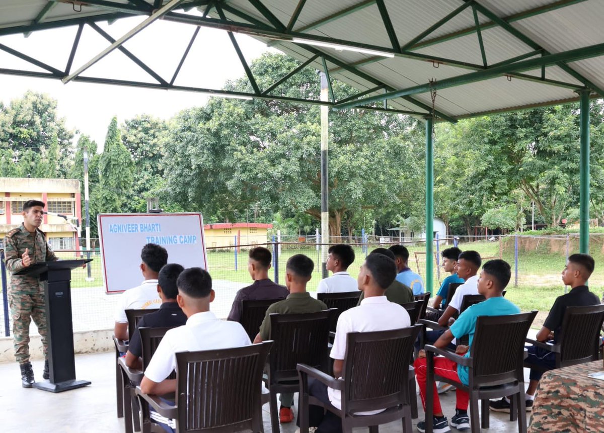 Spearcorps's tweet photo. 𝗘𝗺𝗽𝗼𝘄𝗲𝗿𝗶𝗻𝗴 𝗬𝗼𝘂𝘁𝗵 | 𝗣𝗿𝗲𝗽𝗮𝗿𝗶𝗻𝗴 𝗙𝘂𝘁𝘂𝗿𝗲 𝗗𝗲𝗳𝗲𝗻𝗱𝗲𝗿𝘀

Empowering youth with skills, discipline and determination to serve the Nation, #RedShieldDivision under #SpearCorps has commenced Phase II of the Pre-Recruitment Training for #Agniveer aspirants at Agartala Military Station, #Tripura. Building on the success of Phase I, a selected cohort of aspirants is undergoing advanced physical preparation, stamina and strength building, along with structured academic classes, preparing them to meet the demands of military service.

राष्ट्र सेवा के लिए युवाओं में कौशल, अनुशासन एवं दृढ़ संकल्प विकसित करते हुए, #SpearCorps के अंतर्गत #RedShieldDivision ने Agartala Military Station, #Tripura में #Agniveer अभ्यर्थियों के लिए पूर्व-भर्ती प्रशिक्षण के दूसरे चरण की शुरुआत की। चयनित अभ्यर्थी उन्नत शारीरिक तैयारी, सहनशक्ति एवं शक्ति विकास तथा संरचित शैक्षणिक कक्षाओं के माध्यम से सैन्य सेवा की आवश्यकताओं के अनुरूप स्वयं को तैयार कर रहे हैं।

#AgnipathScheme #IndianArmy #Agniveer2026 #NationalService #NationFirst 

@adgpi
@easterncomd
@official_dgar
@SpokespersonMoD
@HQ_IDS_India
@prodefgau
@DefenceMinIndia
@PIB_India