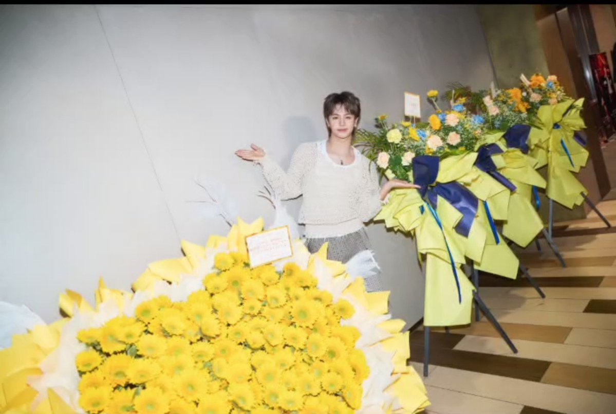 LEVINDONESIA's tweet photo. 170826 Wang Zihao LE'V (1)

Terima kasih semuanya yang sudah memberikan dukungan untukku secara online maupun offline! Aku akan berusaha untuk lebih sering bertemu dengan kalian!

#LEV #레비 #レビ
#WangZihao #왕즈하오 #王子浩 #ズハオ @LEV_Official_ @LEV_OFFICIAL_JP https://t.co/Euz38nzVaR