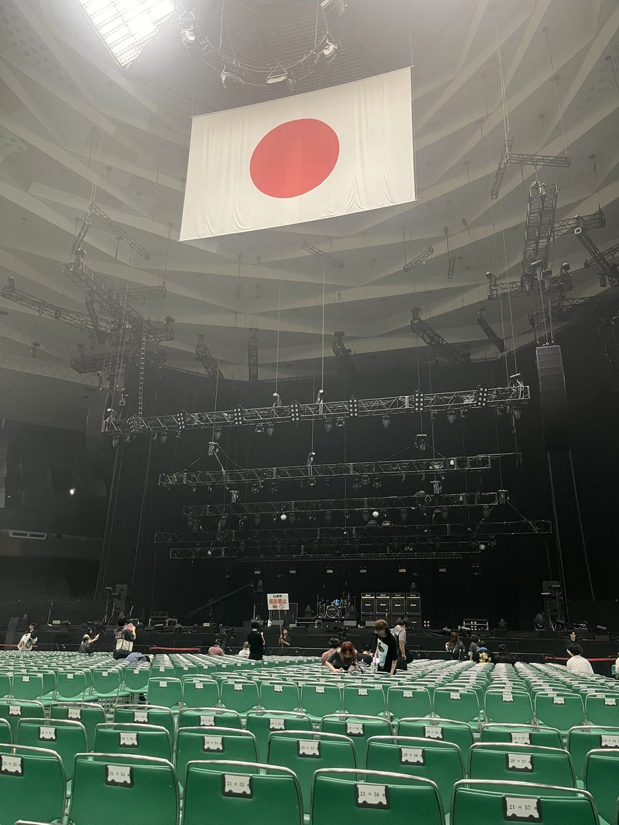 apokurin8's tweet photo. 武道館ってでっけえ、、、 https://t.co/uGU5XY1e1B