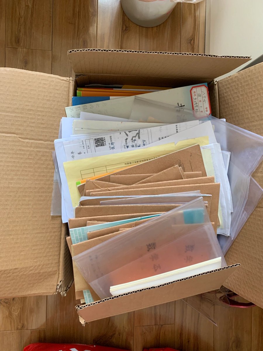 ech0nv's tweet photo. Cleared out my old bookshelf today! Found so many forgotten gems, donated 3 big boxes to the local community library. Decluttering = instant mood lift. https://t.co/rdLCEr7Z06