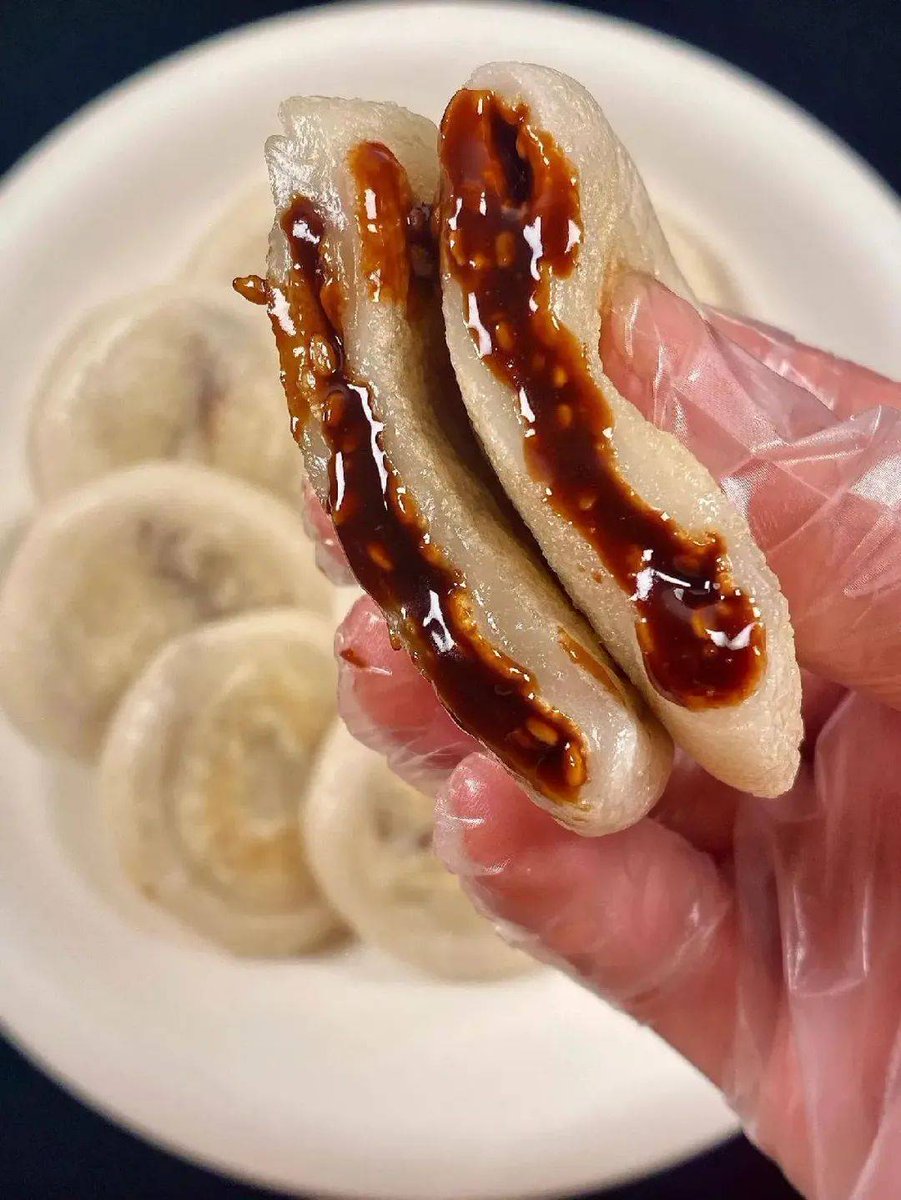 IbEve2's tweet photo. 挖到巷口藏的老面馒头店！麦香裹着红糖流心，咬一口暖到胃里，配现磨豆浆是今早最治愈的一餐～， https://t.co/MKwH0DEmxZ
