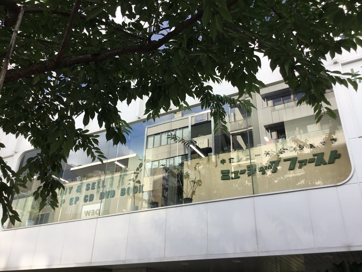 MusicFirst2007's tweet photo. 【店員のひとくちメモ】
この場所はかつて美容院だった。

・・・・・

レコードショップとして広い80坪の店内。
東向きの景色が見える大きな窓。

NHKビルの近くから、名古屋PARCOの裏を経て移転すること２度。その都度面積の広くなっていったミュージックファーストが今の店舗に居を構えたのが4年前の夏のこと。

それまで、ここは美容院でした。

（続く）