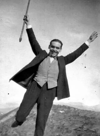 outsidersesp's tweet photo. La madrugada del 18 de agosto de 1936 un pelotón de fusilamiento fascista ejecutaba al poeta y dramaturgo Federico Garcia Lorca.

Detenido dos días antes por la Guardia Civil acusado de espía, masón, comunista y homosexual, lo ejecutaron en un punto todavía desconocido del camino entre Víznar y Alfacar, en Granada, y lanzaron y enterraron su cuerpo en una fosa común como si fuera un perro.

Todavía sigue allí.

‘Se le vio, caminando entre fusiles,
por una calle larga,
salir al campo frío,
aún con estrellas de la madrugada.
Mataron a Federico
cuando la luz asomaba....’
Antonio Machado

Quisieron callar al poeta. Lo volvieron inmortal.