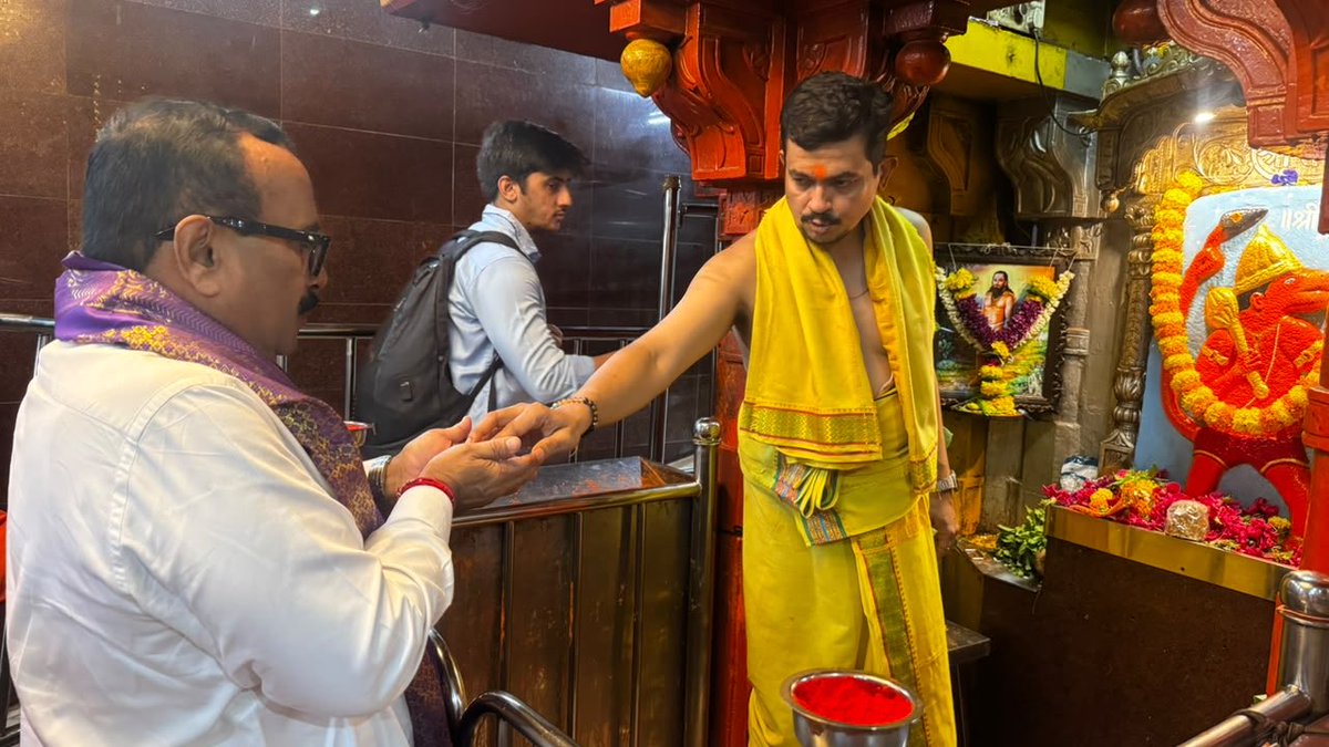 pawantripathi_'s tweet photo. 📍 श्री सिद्धिविनायक मंदिर, प्रभादेवी

महाराष्ट्राचे कॅबिनेट मंत्री मा. श्री. अतुल सावे जी यांनी आज श्री सिद्धिविनायक मंदिरात श्री गणरायाचे दर्शन घेऊन आशीर्वाद प्राप्त केले.

@save_atul 

#ShriSiddhivinayakMandir
#AtulSave 
#GanpatiBappaMorya #Prabhadevi https://t.co/iOZjsOhg9m