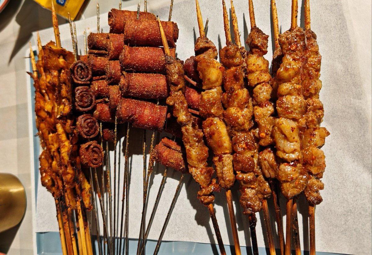 RRum26's tweet photo. Craving late-night street vibes Grilled skewers with crispy scallions and savory sauce hit different—10/10 street snack pick! https://t.co/vmSZQacRBC