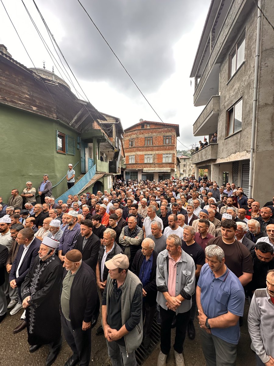 TrabzonMuftuluk's tweet photo. İl Müftüsü Çiçek, Yılmaztürk Ailesinin Acısını Paylaştı

Trabzon İl Müftümüz Dr. İsmail Çiçek, Yalova İl Müftümüz İlyas Yılmaztürk’ün vefat eden babası Ömer Yılmaztürk’ün Hayrat ilçesinde düzenlenen cenaze merasimine katıldı. https://t.co/614ZYGH7yP