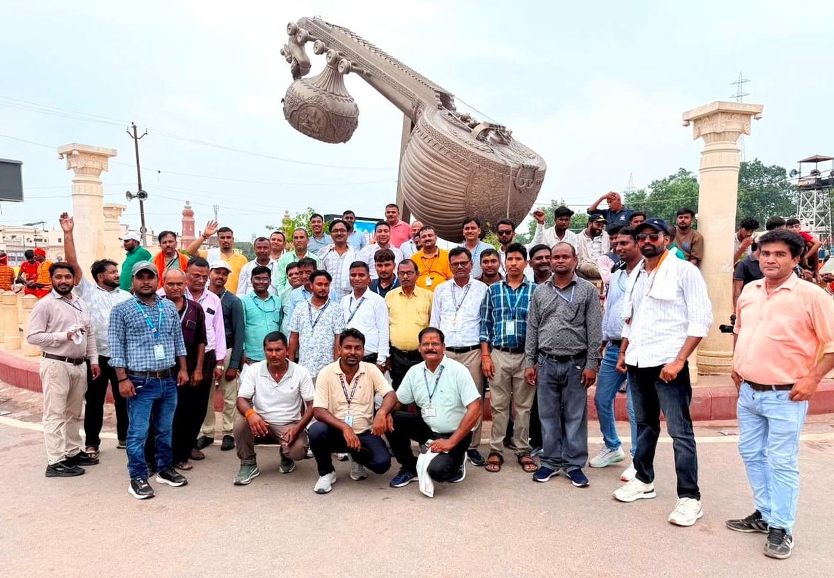drmljn's tweet photo. 🚂✨ कर्मचारी कल्याण निधि के अंतर्गत
लखनऊ मंडल ने गोरखपुर परिक्षेत्र के 49 रेलकर्मियों के लिए एक दिवसीय अयोध्या भ्रमण शिविर का आयोजन किया।
🛕 श्री राम मंदिर | हनुमानगढ़ी | 🌊 सरयू तट
दर्शन कर कर्मचारियों को मिली अपार आध्यात्मिक ऊर्जा! 🙏
#NERLucknow
@RailMinIndia https://t.co/ccbFVIF05M