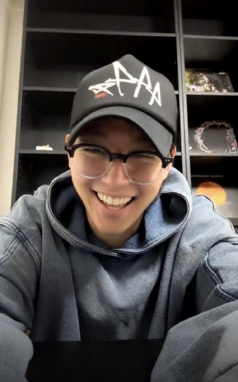 brose_cast's tweet photo. Have @TheRose_0803 played ECLIPSE yet during #rosetopia soundcheck???
I’m making a SIGN for Singapore 🇸🇬 in hopes that @woosungofficial can read it without his glasses 🤓 
#therose https://t.co/VqpvvC9DPd