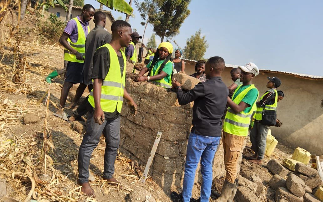 NYC_Muyira's tweet photo. @NyanzaDistrict @jnabdallah @RwandaYouthArts @nycnyanza @NyanzaRyvcp @NyamaswaFrancis @FNshokeyingoma @Muzeturwubake @brigitte31467 @YesAlexisRwanda @Visit_Mayaga Uyu munsi muri Muyira, @NyanzaDistrict, urubyiruko n’abaturage bakoze Umuganda watangiwemo ubutumwa bwo kwirinda inzoga z’inkorano, gutanga amakuru ku hantu zaba zikorerwa cyangwa zicururizwa, ndetse tunubakira ubwiherero abaturage babiri.#TurwanyeInzogaZInkorano #MuyiraYacu https://t.co/E0DkH1KzXH