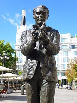 Bibliomaniatico's tweet photo. Monumento a García Lorca en la plaza de Santa Ana de Madrid. https://t.co/ag3Hp5hTJ6