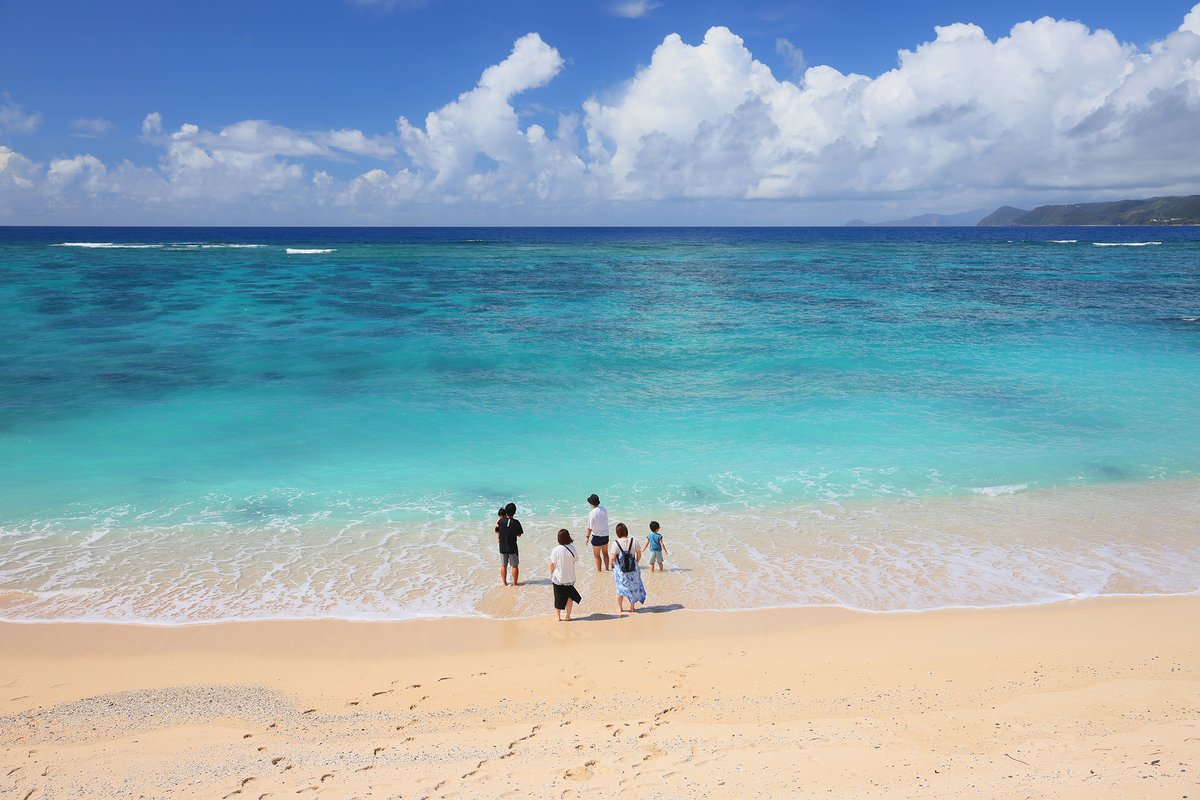 ryo_beppu's tweet photo. 奄美に夏が帰ってきましたよ。海辺でファミリースナップ撮影してきました。夏の撮影は暑いけど色彩は極上です。 https://t.co/sSNSle4HRh
