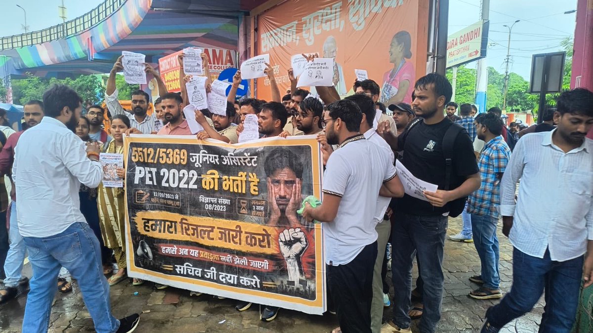 NaveenSirRWA's tweet photo. उत्तर प्रदेश में मिशन रोजगार के विज्ञापनों की चमक अगर आंखों से उतर गई हो तो लखनऊ के पिकअप भवन UPSSSC दफ्तर के बाहर खड़े इन नौजवानों की बेबसी देख लीजिए।
​बैनर पर लिखी लाइन— सचिव जी दया करो और हमसे अब यह प्रताड़ना नहीं झेली जाएगी, चीख-चीख कर बता रही है कि इस सिस्टम की लेटलतीफी ने होनहार युवाओं को किस कदर तोड़ कर रख दिया है।
अपने ही हक़ के लिए नौजवानों को इस तरह सड़कों पर गिड़गिड़ाने के लिए मजबूर करना बेहद शर्मनाक है।
​PET 2022 के आधार पर 'जूनियर असिस्टेंट' (5512 पद) की यह भर्ती निकाली गई थी। आज लगभग तीन साल का लंबा वक्त बीतने को है, लेकिन परिणाम के नाम पर अभ्यर्थियों के हाथ सिर्फ मायूसी, तारीखें और अंतहीन इंतज़ार लगा है अभ्यर्थी कई बार आयोग के दफ्तर के सामने रिजल्ट जारी करने के लिए प्रदर्शन कर चुके हैं उपमुख्यमंत्री के घर के बाहर भी प्रदर्शन कर चुके हैं और जनता दरबार में जाकर मुख्यमंत्री जी से भी मिल चुके हैं पर फिर भी रिजल्ट जारी नहीं किया गया है अब तक।
क्या उत्तर प्रदेश में कोई भी चयन प्���क्रिया बिना सड़क पर उतरे, बिना धूप-बारिश सहे और बिना धरना-प्रदर्शन किए पूरी नहीं हो सकती।
​आयोग की फाइलों में धूल फांक रहे नौजवानों के भविष्य को अब और मत लटकाइए।
हमारी सरकार से स्पष्ट मांग है कि इस मानसिक प्रताड़ना पर तुरंत रोक लगे और जूनियर असिस्टेंट का परिणाम तत्काल प्रभाव से जारी कर युवाओं को न्याय दिया जाए!
​@myogiadityanath @UPGovt @upssscofficial
#JuniorAssistant5512 #UPSSSC_Result_Do #LucknowProtest #JusticeForUPStudents