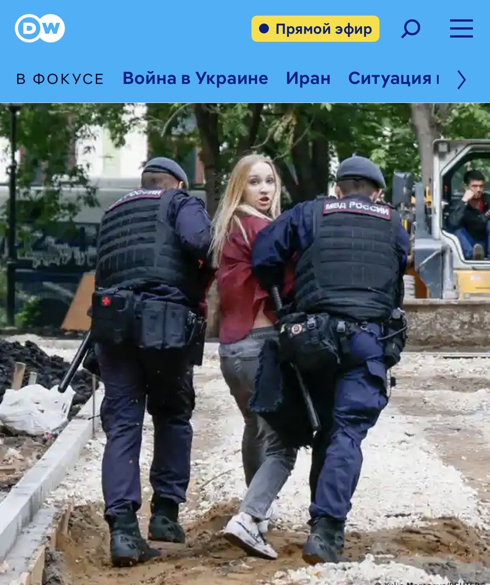 vic_010100's tweet photo. Vielleicht ist eine Bildungsreise und ein Auftritt mit Friedensbotschaften in Russland genau das Richtige für die deutschen Kreml-Anbeter. Dann könnten sie ihre viel beschworene „russische Meinungsfreiheit“ einmal ganz persönlich kennenlernen.

Am 17. August 2026 verurteilte das Stadtgericht Pskow den 63-jährigen Vize-Chef der „Oppositionspartei“ Jabloko, Lev Schlossberg, zu 11 Jahren und einem Monat Straflager. Als Vorwand für die Verfolgung dienten seine Teilnahme an einer Debatte und ein Repost des Covers der Daily Mirror mit Vladimir Putin. Schlossberg zählte zu den wenigen prominenten Anti-Kriegs-Politikern, die in Russland blieben.

Schlossberg hatte öffentlich für ein Ende des Krieges und die Rettung von Menschenleben plädiert.
Während Schlossberg in seinem Schlusswort die Einstellung aller Kampfhandlungen forderte, wurde er von der Richterin wiederholt unterbrochen.
Das Verfahren wurde im Eiltempo abgewickelt, ohne dem Anwalt ausreichend Einblick in die Akten zu gewähren.
Die verhängte Höchststrafe liegt damit teilweise über den Strafen, die für schwere Tötungs- und Gewaltdelikte ausgesprochen werden.

Und auch vor dem Obersten Gericht wurden Unterstützer von „Jabloko“ festgenommen, die zur Berufungsverhandlung gegen den Ausschluss der Parteiliste von der Duma-Wahl gekommen waren. Insgesamt sollen mehr als 70 Menschen abgeführt worden sein, darunter auch Minderjährige. Damit trafen die Festnahmen an diesem Tag nicht nur die Partei, sondern auch Menschen, die sie unterstützen.