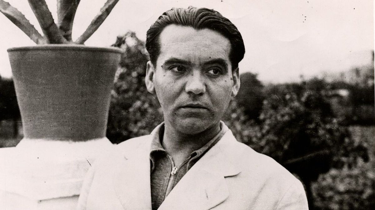 rtve's tweet photo. 90 años del asesinato de Lorca | El poeta eterno sigue fascinándonos mucho más allá de su leyenda.

Su figura sigue muy presente en el teatro, el cine, la poesía, la música, el cómic... y la vida.

https://t.co/GtSUPqYTgS https://t.co/gLlNJnPNhv