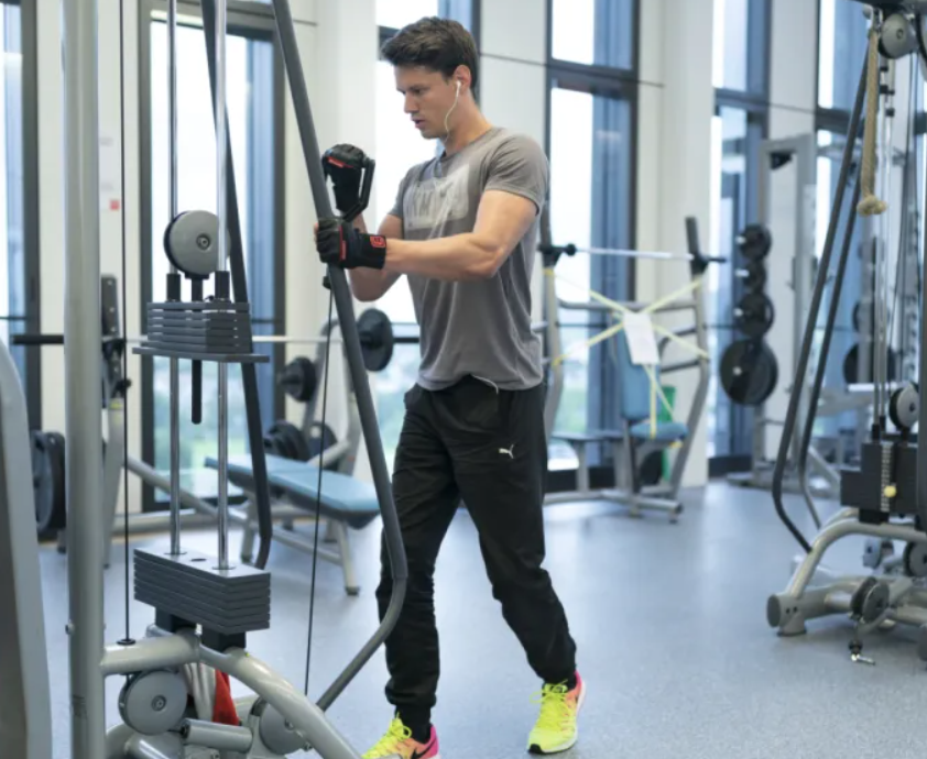 BurkhardtPhilip's tweet photo. Im letzten Jahr sind in der Schweiz zum ersten Mal mehr Menschen über 15 Jahren Mitglied in einem #Fitnesscenter gewesen (22%) als in einem #Sportverein (19%).
Das zeigt die neue Studie «#Sport Schweiz 2026» des Bundesamts für Sport #BASPO. (1/4) https://t.co/ftAhNKGrEV