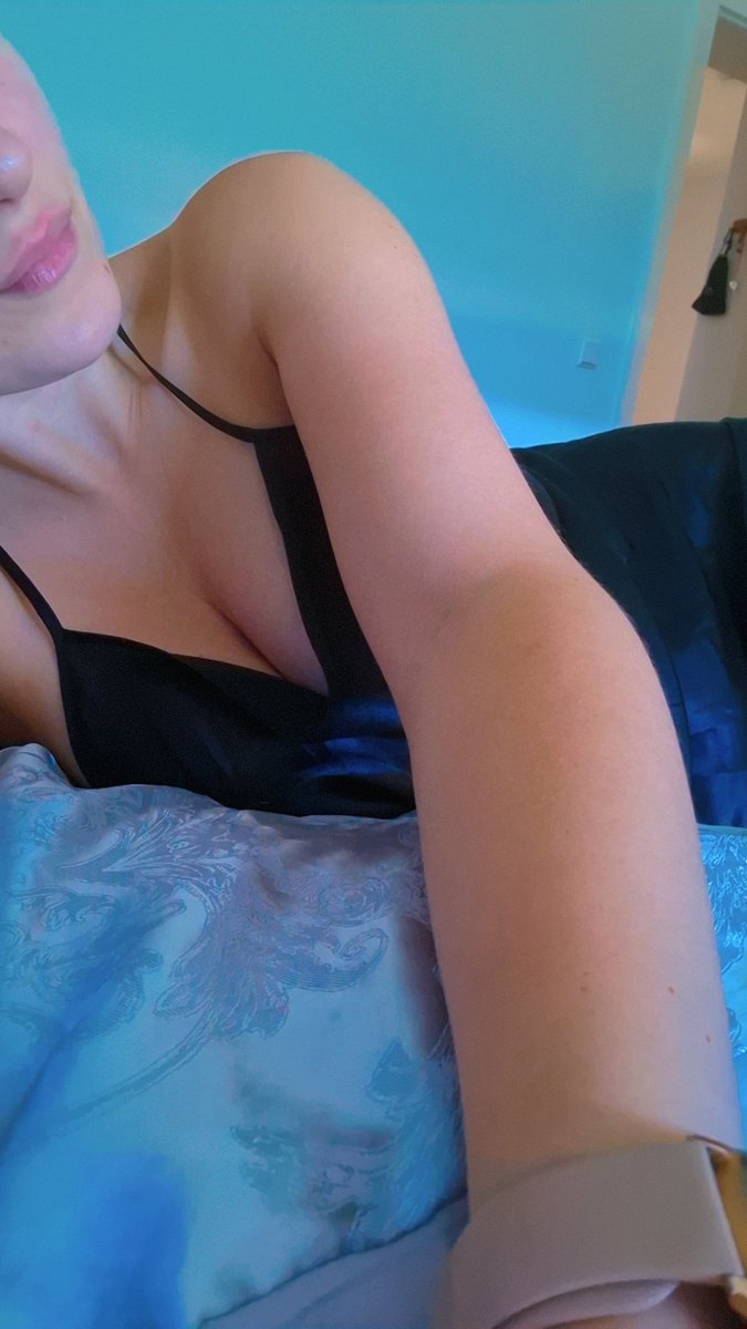 MissXeniia's tweet photo. Guten Morgen.
Na schon wach oder träumst du noch von mir ;) Ich erwarte meinen Kaffee in 5 Minuten genau hier zu sehen und deine Nachricht in meinen Dms ☝️😌

#godess 
#findom 
#financialdom https://t.co/FNyPVtiZCY