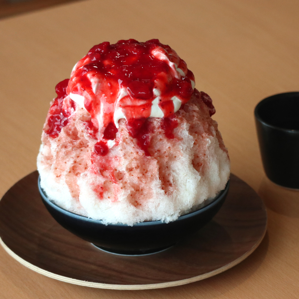 ontheumami's tweet photo. だし屋のかき氷 贅沢いちご🍓
新潟県産“越後姫”ソース＆ゴロッと果肉感のある2種のソースに、隠し味の羅臼昆布でコクを深めた特製練乳ソースをたっぷり！ 氷の中には越後姫ジュレとホイップを忍ばせました✨
フレッシュで濃厚なふわふわ「いちごみるく」をぜひ召し上がれ🍧
#かき氷  #いちごスイーツ https://t.co/DNX0pAaCan