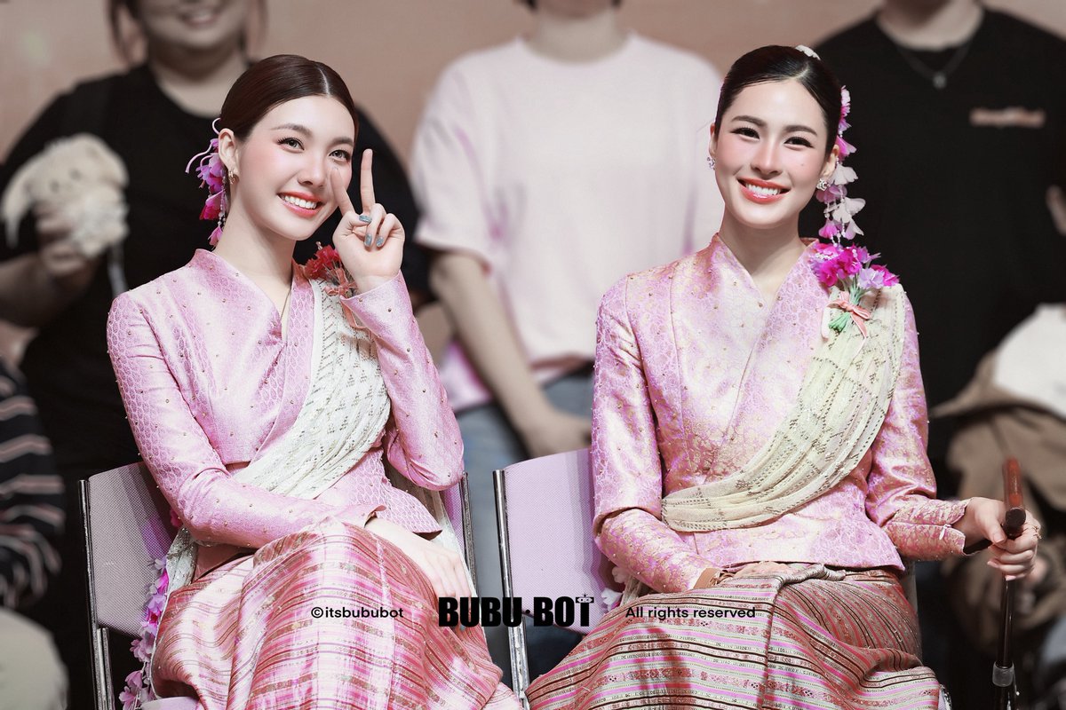 tvpoolsocial's tweet photo. สวยสะกดตา ออร่าทะลุจอ! “หลิงหลิง-ออม” ในลุคสาวเมืองเหนือจากงานแฟนมีตเชียงใหม่คือที่สุดดด สมมงฉายา The Premium Visual GL Couple สวย หวาน ดุจดั่งนางในวรรณคดี สวยยันไรผม! จะมองมุมไหนก็ไม่มีคำว่าแผ่วจริงๆ จ้า

#หลิงออม #lingorm
#หลิงหลิงคอง #linglingkwong
#ออมกรณ์นภัส #OrmKornnaphat

ขอบคุณเจ้าของภาพ