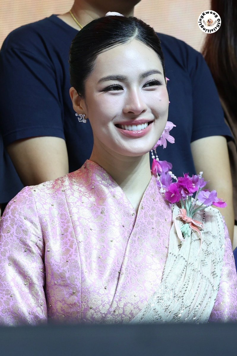 tvpoolsocial's tweet photo. สวยสะกดตา ออร่าทะลุจอ! “หลิงหลิง-ออม” ในลุคสาวเมืองเหนือจากงานแฟนมีตเชียงใหม่คือที่สุดดด สมมงฉายา The Premium Visual GL Couple สวย หวาน ดุจดั่งนางในวรรณคดี สวยยันไรผม! จะมองมุมไหนก็ไม่มีคำว่าแผ่วจริงๆ จ้า

#หลิงออม #lingorm
#หลิงหลิงคอง #linglingkwong
#ออมกรณ์นภัส #OrmKornnaphat

ขอบคุณเจ้าของภาพ