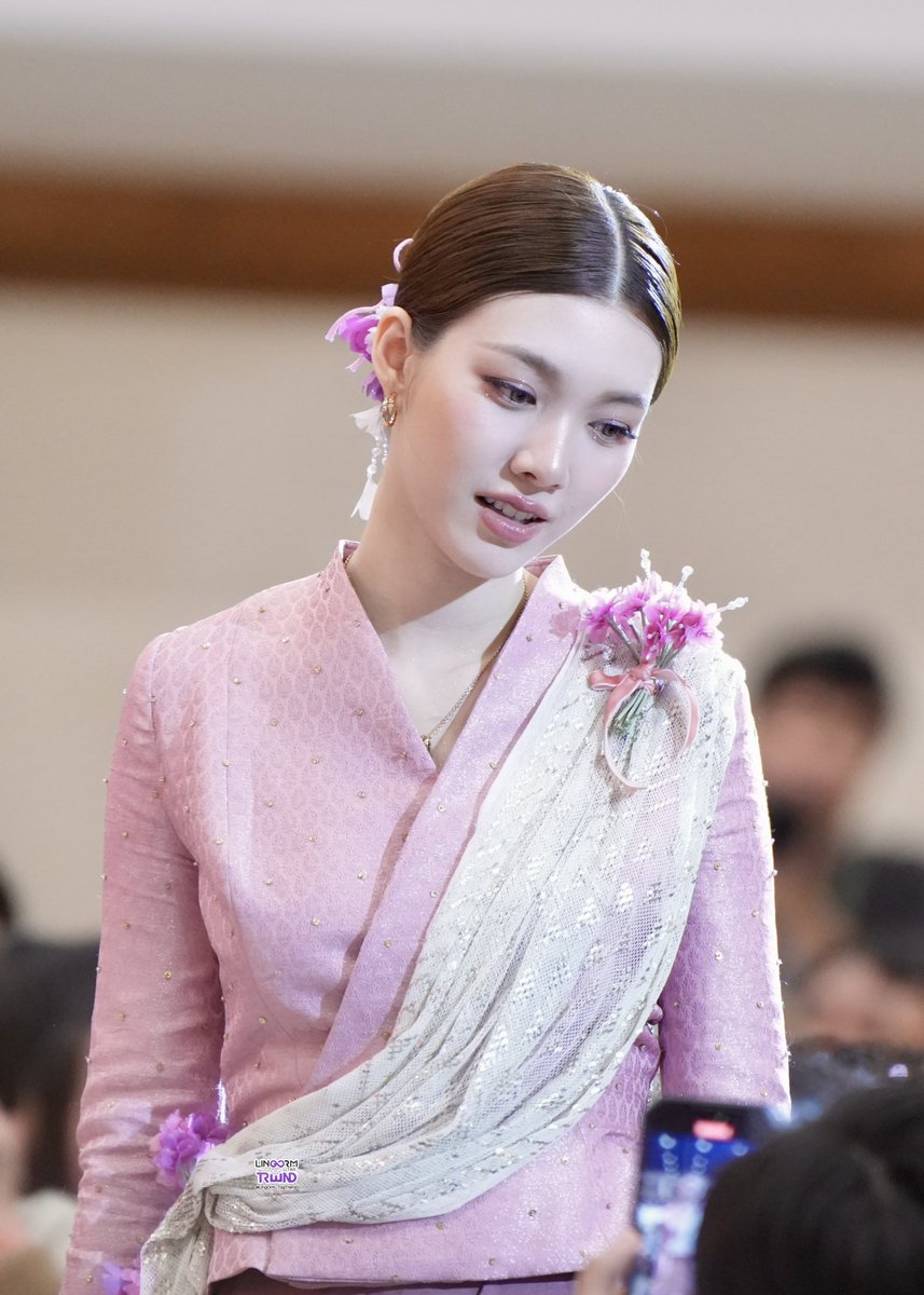 tvpoolsocial's tweet photo. สวยสะกดตา ออร่าทะลุจอ! “หลิงหลิง-ออม” ในลุคสาวเมืองเหนือจากงานแฟนมีตเชียงใหม่คือที่สุดดด สมมงฉายา The Premium Visual GL Couple สวย หวาน ดุจดั่งนางในวรรณคดี สวยยันไรผม! จะมองมุมไหนก็ไม่มีคำว่าแผ่วจริงๆ จ้า

#หลิงออม #lingorm
#หลิงหลิงคอง #linglingkwong
#ออมกรณ์นภัส #OrmKornnaphat

ขอบคุณเจ้าของภาพ