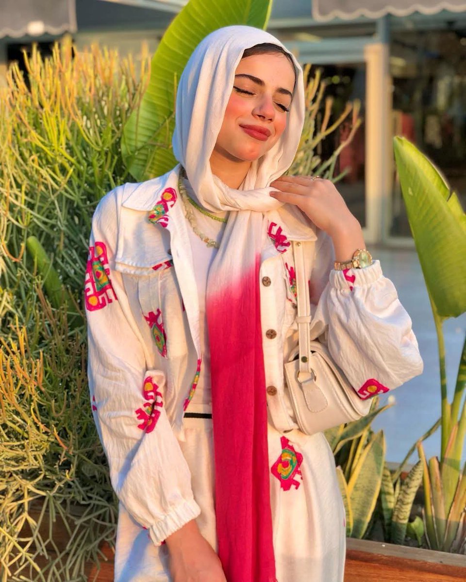 oohmfw's tweet photo. “Back in Bloom” collection by @DeeZe and @badbadwtf just minted out on @ApeChainHUB https://t.co/T3nGf3yubI