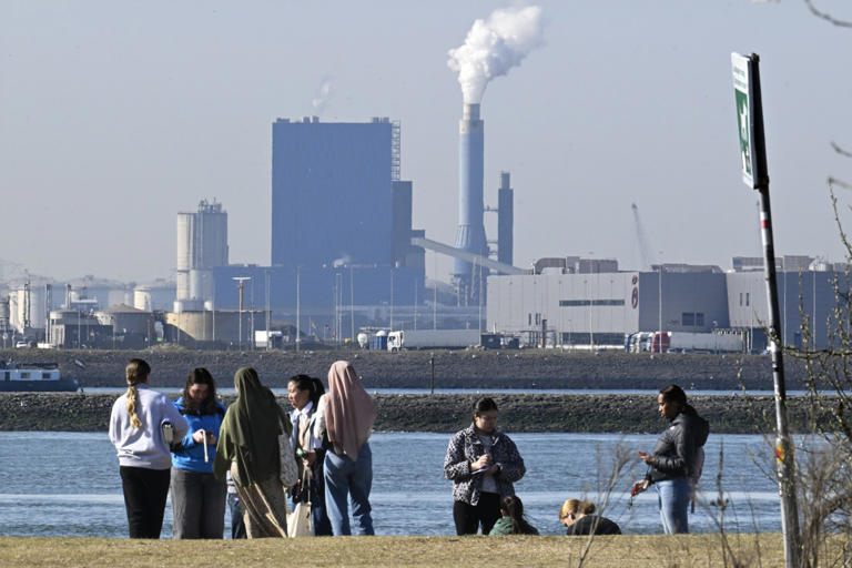 HuigDuijn's tweet photo. hier een bericht  aan alle milieu doomdenkers en rand debielen  De drie Nederlands kolencentrales die nog stroom opwekken, draaien dit jaar veel harder dan voorgaande jaren. Dat is opvallend, omdat stroom uit steenkool veel vervuilender is dan stroom uit gas, zon of wind https://t.co/0etf2sWTRc