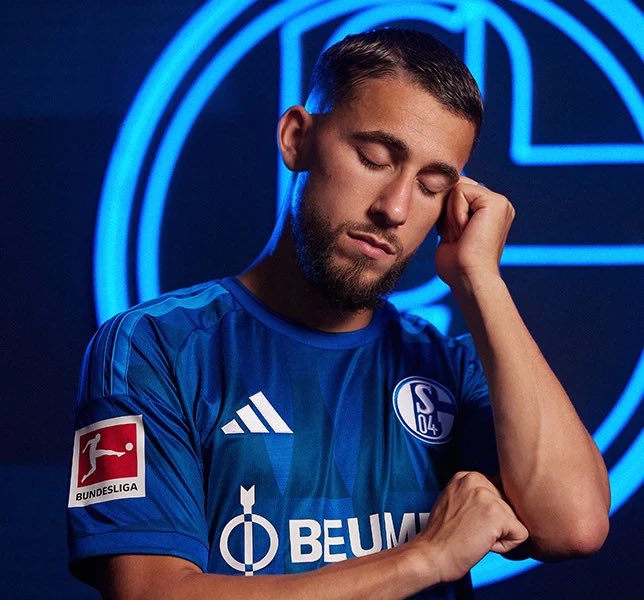 mouhkay88's tweet photo. Bevor ich Aouchiche gehen lasse, starte ich lieber mit -3 Punkten!!! 

Der Typ ist ein ungeschliffener Diamant, kann noch zu einem sehr guten Bundesligaspieler heranwachsen und bringt uns mit seiner Spielweise sogar im Schlaf mehr als diese verkackten 3 Punkte ein man. 

#S04 https://t.co/k7J0Wku84H