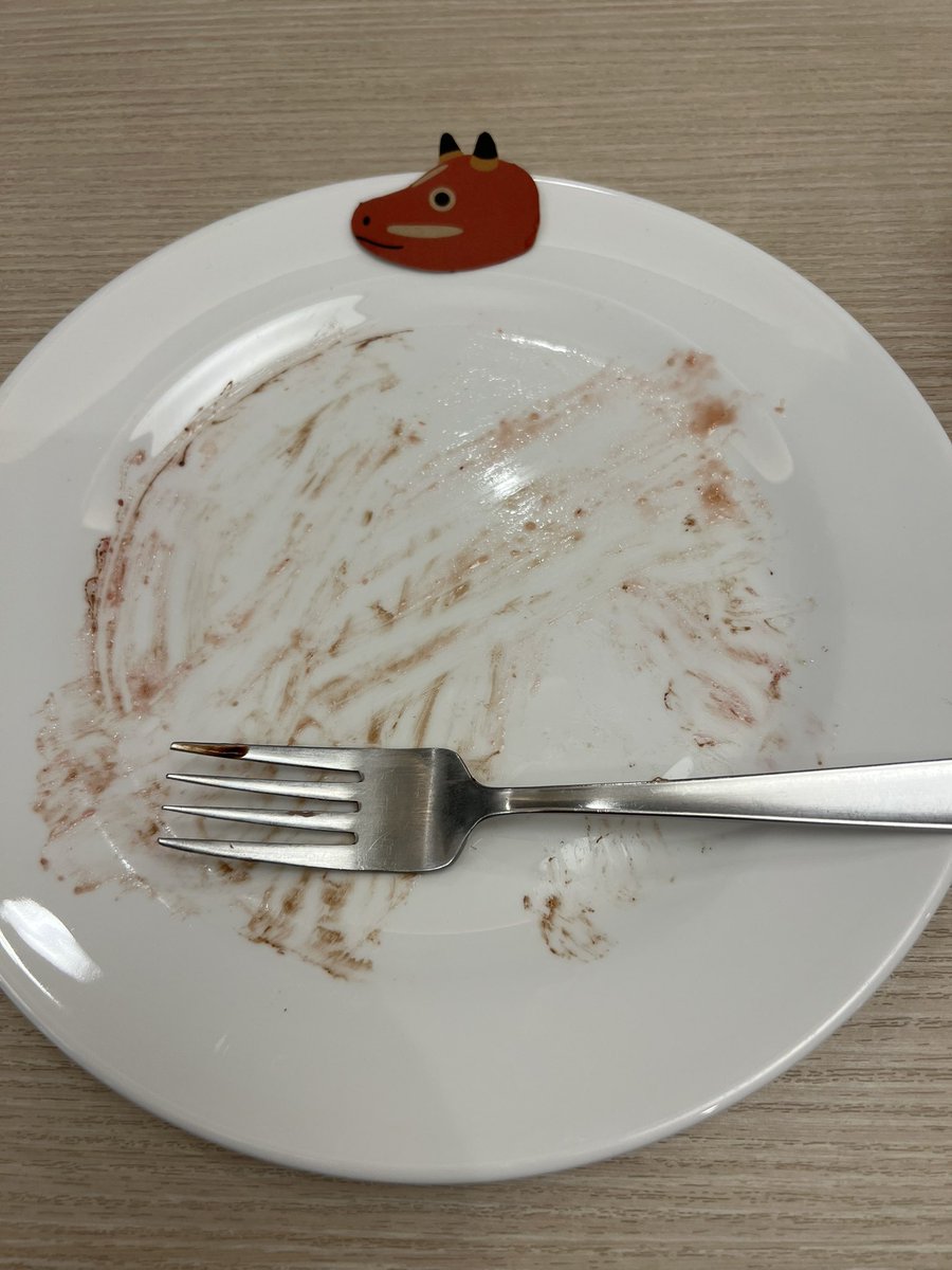 chobitsuki's tweet photo. あと、シアターモーメンツのくれあさん、大さん筆頭にみんながサプライズでお祝いしてくれた！ありがとうー🙇‍♂️

赤べこケーキうめー！また太っちゃう🥺
ごっちゃ！ https://t.co/z8cly8FJxU