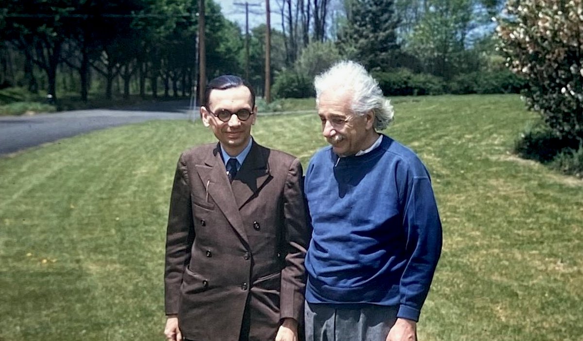 PhysInHistory's tweet photo. Albert Einstein and Kurt Gödel became close colleagues at Princeton, often walking home together from the Institute for Advanced Study. Gödel used Einstein’s general relativity to discover a bizarre rotating-universe solution in which the equations allowed paths through spacetime that could, in principle, return to your own past. 

Einstein was fascinated by Gödel’s result, and reportedly joked that he came to work mainly so he could have the privilege of walking home with Gödel.

📷 IAS/Princeton