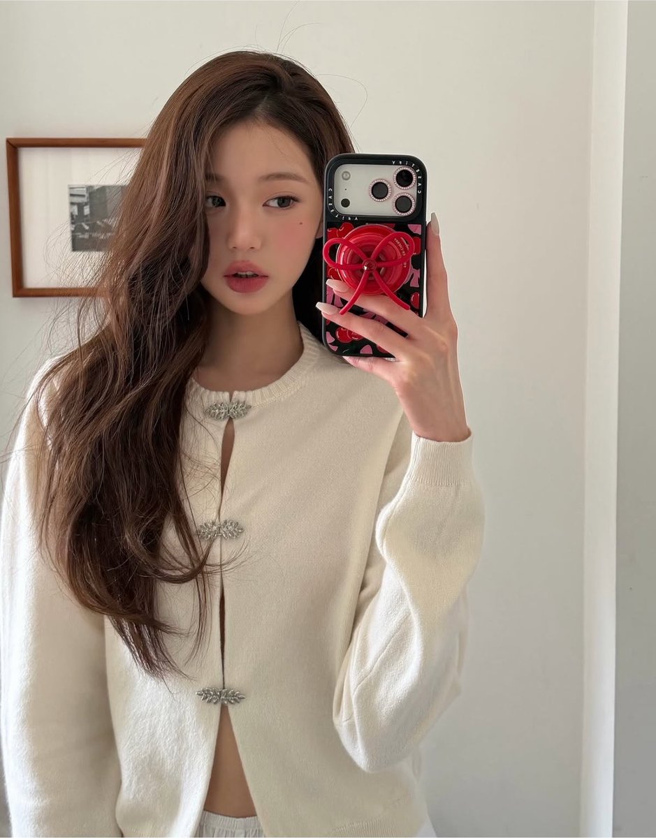 wonyoexe's tweet photo. “Wonyoung’s face changed so much” but if you ask them if this pic was taken in 2022 or 2026 they wouldn’t know the answer https://t.co/FuTaKswlgi