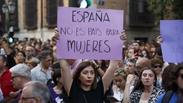 JaviSantamarta's tweet photo. La que montasteis, «feministas», con la Manada de Pamplona, Rubiales o los cánticos de un Colegio Mayor, y ahora con 15 violaciones registradas (por ahora) estáis calladas como colipoterras…

Qué asco me dais. https://t.co/SAW5MQlQKz