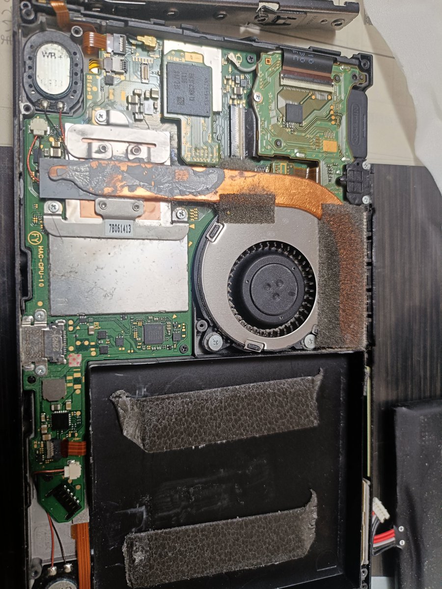 ryushi3903's tweet photo. 疲れて帰ってきたら息子っちがSwitch落ちるって言ってきたからどうせ熱暴走だと思ってグリス塗り直したんだけど治らないから詳しく聞いたら落ちるんじゃなくてゲームが固まるんだと、、カードリーダ注文しなきゃ😱 https://t.co/xdKMniMzLB